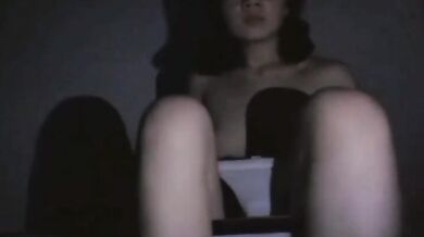 メガネをかけた女の子が夜遅くにセクシーな自撮りをする