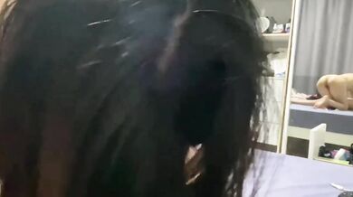 貧乳ショートヘアーガールが馬に乗ってフェラチオ1