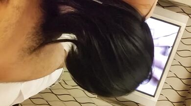 女子高生が率先して少年の少し柔らかくなったチンポを再び硬くするのを手伝う