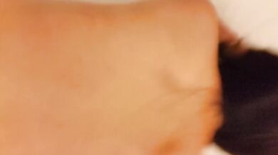 女子高生が率先して少年の少し柔らかくなったチンポを再び硬くするのを手伝う