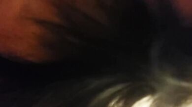 女子高生が率先して少年の少し柔らかくなったチンポを再び硬くするのを手伝う