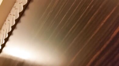 女子高生が率先して少年の少し柔らかくなったチンポを再び硬くするのを手伝う