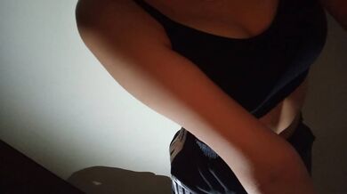 妹がオナニーしてピンクのオマンコを広げる