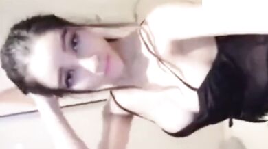 巨乳の女の子のセクシーなランジェリーオナニー誘惑