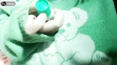 若いマンコにマスタードソースをかける