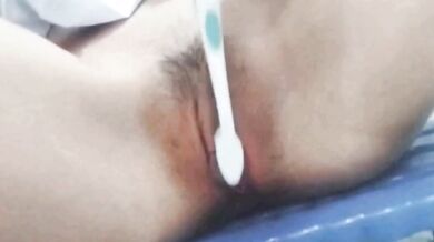 ベトナムの女子高生が歯ブラシで自慰行為をする