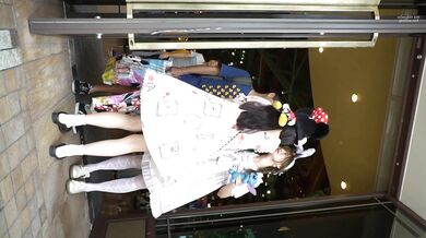 兩位小姐姐逛商場，其中一位小姐姐竟然沒穿内褲還在鏡頭前彎腰毛又黑又長