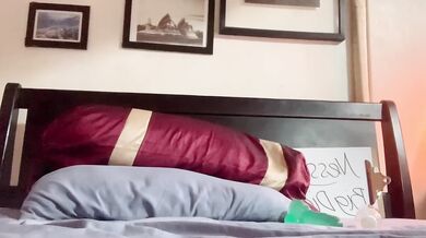 シンガポールの四つ目少女が自慰行為をしている