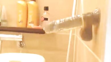 日本の女の子がお風呂でオナニーする様子をライブ配信