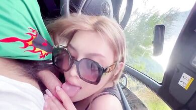 A beautiful girl gives a blowjob in the car