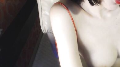 日本の女の子がローションを塗ってオナニーしてうめき声を上げる