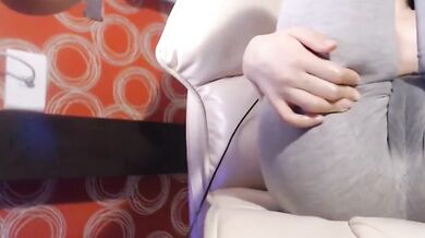 日本の女の子がローションを塗ってオナニーしてうめき声を上げる