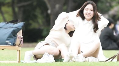 ピクニックをしている2人の日本人美女を密かに撮影