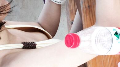 高画質の胸のコレクション - スイミングプールの黄色いビキニの女の子のピンクの乳首