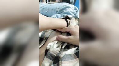 清純な女の子が彼氏にフェラチオをする、彼女の小さな乳首はとてもかわいい