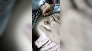 清純な女の子が彼氏にフェラチオをする、彼女の小さな乳首はとてもかわいい