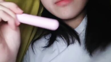 自慰高潮并品嘗淫水