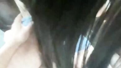 最も変態的な新年の兄妹の近親相姦❤️妹を工場の門まで車で送り、車の中でセックスをしている間、見つかるのが怖くて、誰か通っていないか外をずっと見ていました