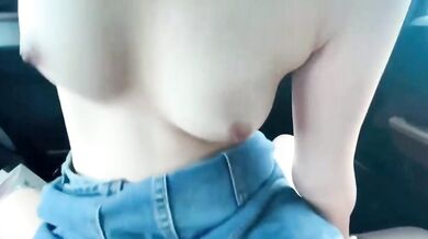 最も変態的な新年の兄妹の近親相姦❤️妹を工場の門まで車で送り、車の中でセックスをしている間、見つかるのが怖くて、誰か通っていないか外をずっと見ていました