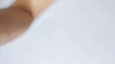 短髪の学生が小便バケツで自慰行為をする