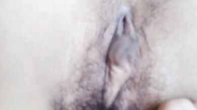 短髪の学生が小便バケツで自慰行為をする