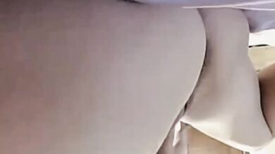 台湾の巨乳メガネっ娘がベッドで様々な方法でオナニー