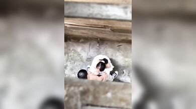 高中情侶饑渴難耐 放學後無人小巷直播造人被看光光