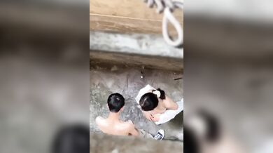 高中情侶饑渴難耐 放學後無人小巷直播造人被看光光