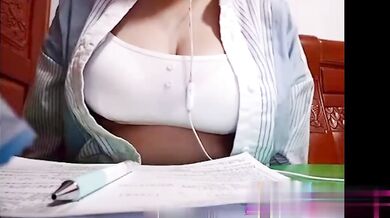 寫作業的高中生忍不住