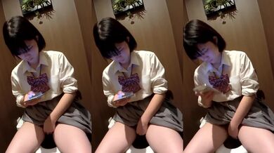日本妹妹坐在馬桶上自慰