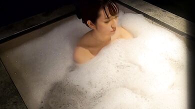 かわいすぎる夏の浴衣お姉さん お風呂をこっそり隠し撮り 湯船に浮かぶふたつの「神乳」 エッチすぎてシコシコが止まらん