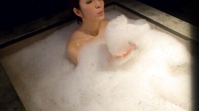 かわいすぎる夏の浴衣お姉さん お風呂をこっそり隠し撮り 湯船に浮かぶふたつの「神乳」 エッチすぎてシコシコが止まらん