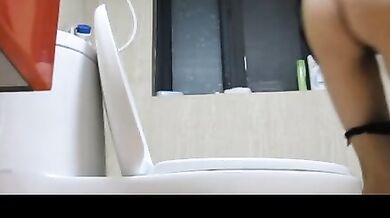 邪惡的房東浴室拍摄兩位美女租客洗澡