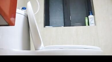 邪惡的房東浴室拍摄兩位美女租客洗澡