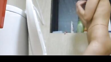 邪惡的房東浴室拍摄兩位美女租客洗澡