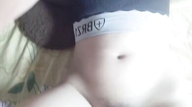 床上脫內褲騷逼流白醬