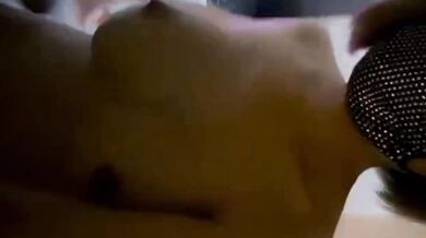 可愛短髮女廁所自慰噴水