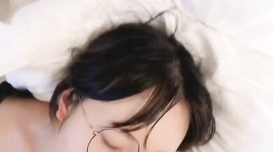 高冷眼鏡妹子邊口交邊自慰