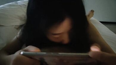 邊玩手機邊含雞雞