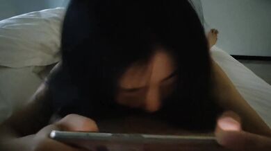 邊玩手機邊含雞雞