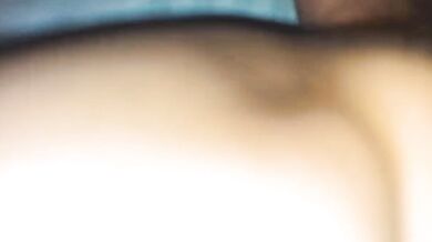 女孩瞞著男朋友第一次讓別人內射