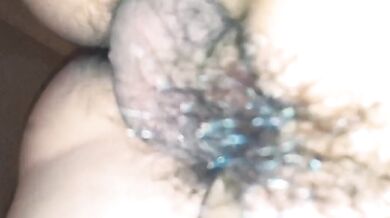 女孩瞞著男朋友第一次讓別人內射