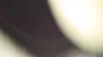 女孩瞞著男朋友第一次讓別人內射