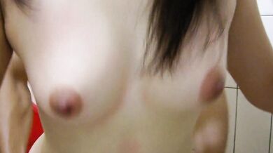 小情侶在浴室裡做愛,奶子激烈搖晃