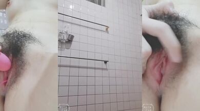 貧乳妹妹馬桶上玩跳蛋噴水