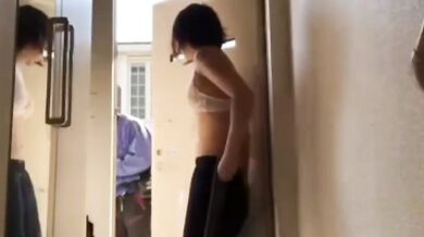 邊拿快遞邊脫衣