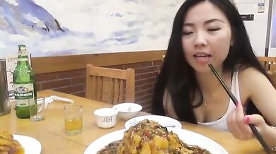 華裔美女在男友家瘋狂做愛