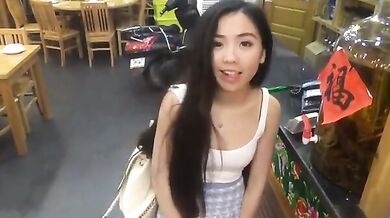 華裔美女在男友家瘋狂做愛