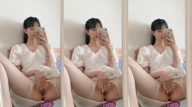 反差白絲美女對鏡揉逼