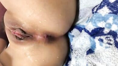 タオルが吸いきれない潮吹きオナニー